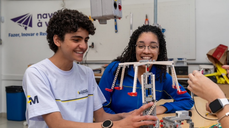 Ensino Médio como porta para o mundo: tecnologia, bilíngue e High School